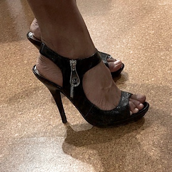 MICHAEL Michael Kors Black Patent Leather Belinda Sandals, Women’s Size 5.5